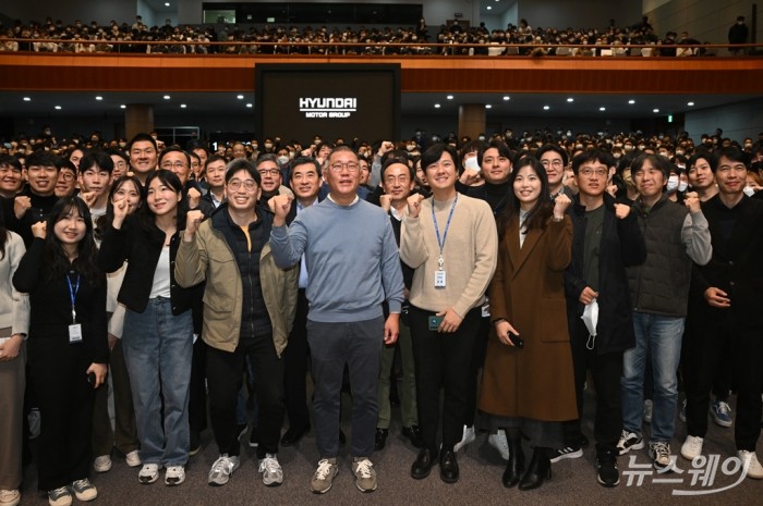 정의선 현대자동차그룹 회장이 3일 오전 경기 화성 남양 현대차·기아 기술연구소 대강당에서 열린 '2023년 현대차그룹 신년회'를 마치고 직원들과 기념사진을 찍고 있다. 이수길 기자 Leo2004@newsway.co.kr