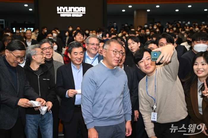 정의선 현대자동차그룹 회장이 3일 오전 경기 화성 남양 현대차·기아 기술연구소 대강당에서 열린 '2023년 현대차그룹 신년회'를 마치고 직원들의 요청에 기념사진을 찍고 있다. Leo2004@newsway.co.kr