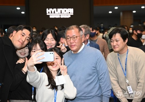 정의선 현대차 회장, 연구소 직원들과 '찰깍'