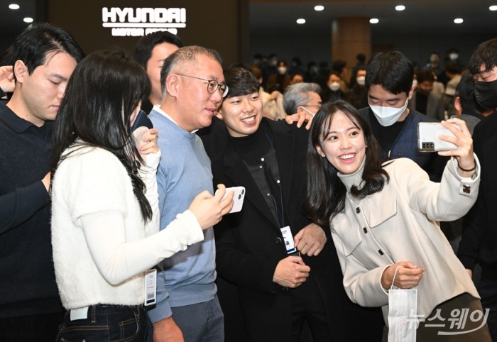 정의선 현대자동차그룹 회장이 3일 오전 경기 화성 남양 현대차·기아 기술연구소 대강당에서 열린 '2023년 현대차그룹 신년회'를 마치고 직원들의 요청에 기념사진을 찍고 있다. 이수길 기자 Leo2004@newsway.co.kr