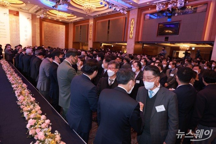 2023년 범금융 신년인사회가 3일 오후 서울 중구 롯데호텔에서 열린 가운데 참석자들이 인사를 하고 있다. 사진=강민석 기자 kms@newsway.co.kr