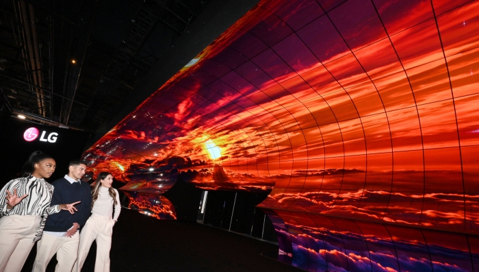 LG전자가 'CES 2023' 전시회에서 공개한 올레드 플렉서블 사이니지 260장을 이어 붙인 초대형 조형물 '올레드 지평선(OLED Horizon)'. 사진=LG전자 제공