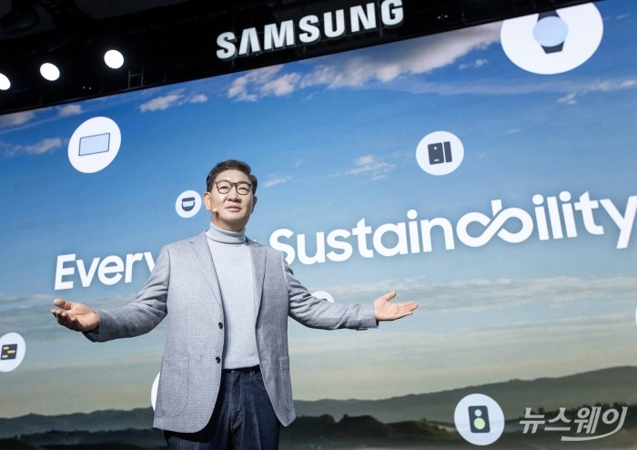세계 최대 전자 전시회 'CES 2023' 개막을 하루 앞둔 4일(현지시간) 미국 라스베이거스 만달레이베이 호텔에서 열린 삼성 프레스 컨퍼런스에서 삼성전자 DX부문장 한종희 부회장이 오프닝 스피치를 하고 있다. 사진=삼성전자 제공
