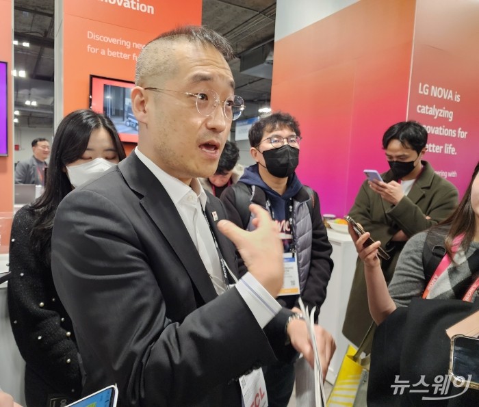 이석우 LG전자 북미이노베이션센터장이 5일(현지시간) 미국 라스베이거스에서 열린 CES 2023에서 글로벌 스타트업을 소개하고 있다. 사진=이지숙 기자