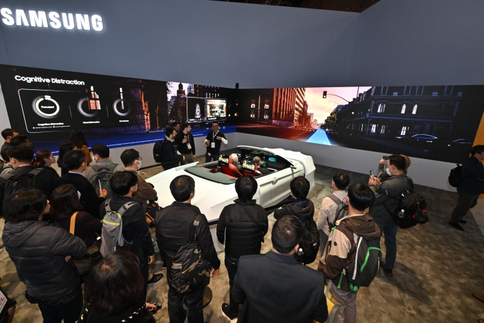 CES 2023이 열린 미국 라스베이거스 컨벤션센터 삼성전자 전시관에서 관람객들이 '레디 케어' 솔루션을 체험하는 모습. 사진=삼성전자 제공