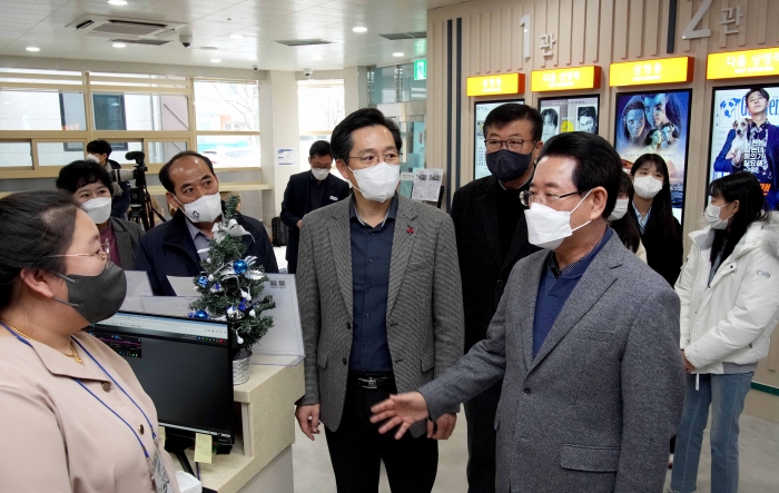 김영록 전라남도지사가 7일 영암 기찬시네마를 방문해 운영 상황을 살피고 있다.