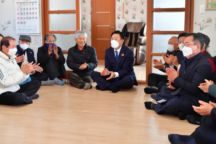 장성군이 새해부터 노인복지정책을 확대 시행한다. 진원면 경로당을 찾은 김한종 장성군수(중앙).