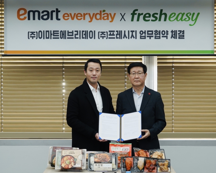 김성영 이마트에브리데이 대표이사(오른쪽)와 정중교 프레시지 대표이사(왼쪽)가 업무협약 체결 후 기념사진을 촬영하고 있다. 사진=이마트에브리데이 제공
