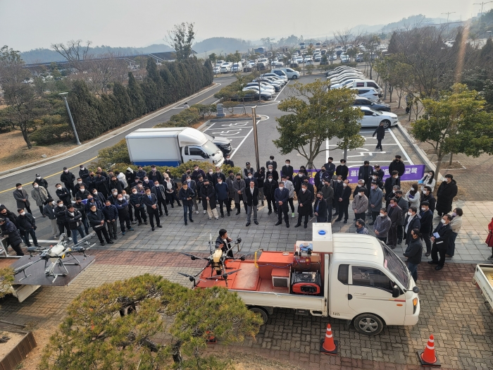 신안군이 5일 관내 드론 보유농가 100여명을 대상으로 드론 이착륙시설 품평회를 개최하고 있다.