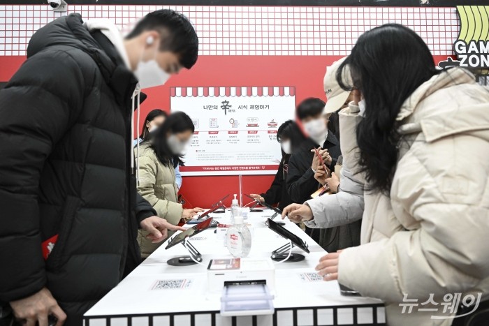 관람객들이 9일 오후 서울 성동구 에스팩토리에서 열린 신라면 카페테리아 팝업스토어 개장 행사에서 '나만의 신라면 시식 체험하기'를 신청하고 있다. 사진=강민석 기자 kms@newsway.co.kr