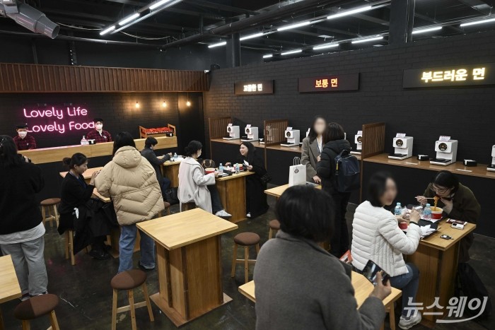 관람객이 9일 오후 서울 성동구 에스팩토리에서 열린 신라면 카페테리아 팝업스토어 개장 행사에서 라면을 시식하고 있다. 사진=강민석 기자 kms@newsway.co.kr