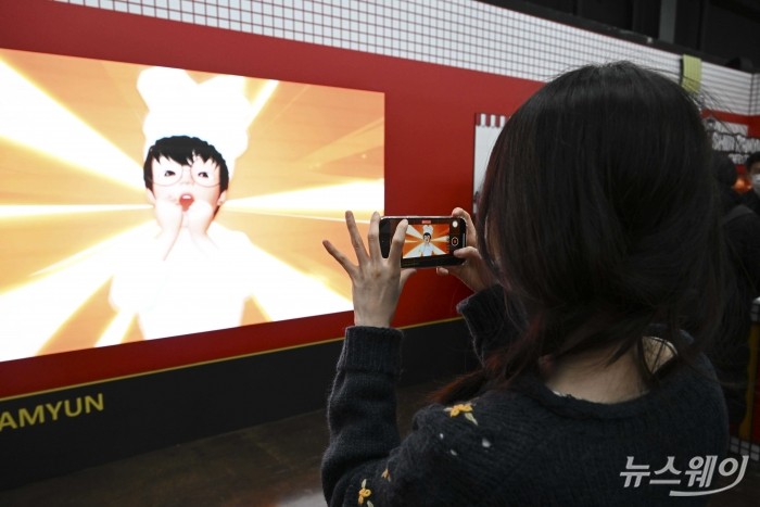 관람객이 9일 오후 서울 성동구 에스팩토리에서 열린 신라면 카페테리아 팝업스토어 개장 행사에서 쥬피터 관련 캐릭터를 촬영하고 있다. 사진=강민석 기자 kms@newsway.co.kr