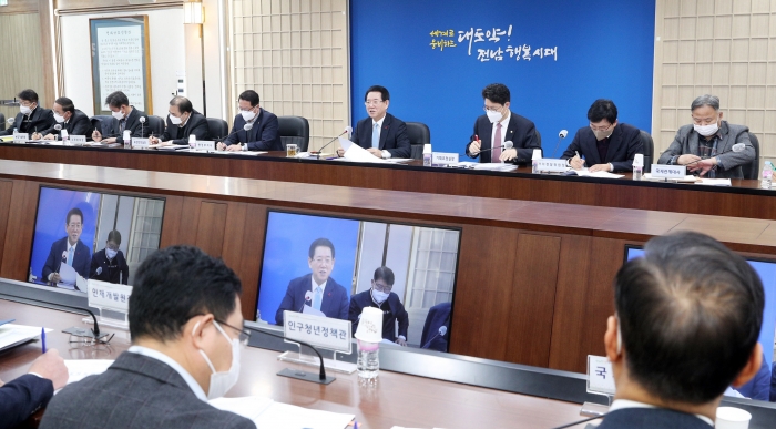 김영록 전라남도지사가 10일 오전 도청 서재필실에서 실국장 정책회의를 주재하고 있다.