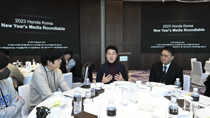 이지홍 혼다코리아 대표가 10일 오후 서울 강남구 파크 하얏트 호텔에서 열린 신년 미디어 라운드테이블에서 취재진의 질문에 답하고 있다. 사진=강민석 기자 kms@newsway.co.kr