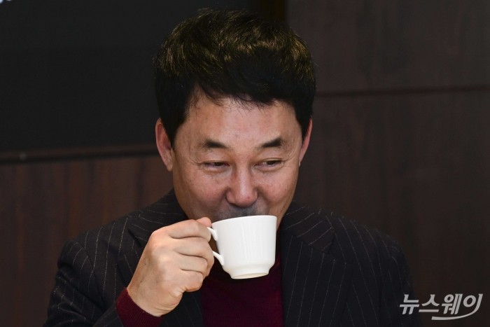 이지홍 혼다코리아 대표가 10일 오후 서울 강남구 파크 하얏트 호텔에서 열린 신년 미디어 라운드테이블에서 물을 마시고 있다. 사진=강민석 기자 kms@newsway.co.kr