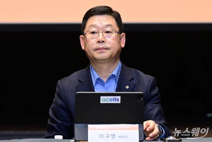 이구영 한화솔루션 대표이사가 11일 오후 서울 중구 한화빌딩에서 열린 한화솔루션 2023 신년 미디어데이에서 취재진의 질문을 듣고 있다. 사진=강민석 기자 kms@newsway.co.kr
