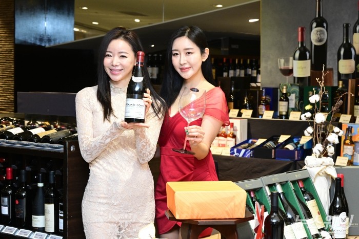 롯데백화점이 12일 오전 서울 중구 롯데백화점 본점에서 설 명절을 맞이해 '프리미엄 와인 세트'와 '로마네콩티 2017' 와인 등을 선보이고 있다. 사진=강민석 기자 kms@newsway.co.kr