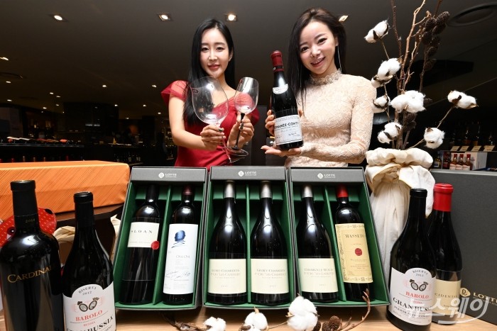 롯데백화점이 12일 오전 서울 중구 롯데백화점 본점에서 설 명절을 맞이해 '프리미엄 와인 세트'와 '로마네콩티 2017' 와인 등을 선보이고 있다. 사진=강민석 기자 kms@newsway.co.kr
