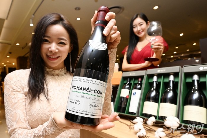 롯데백화점이 12일 오전 서울 중구 롯데백화점 본점에서 설 명절을 맞이해 '프리미엄 와인 세트'와 '로마네콩티 2017' 와인 등을 선보이고 있다. 사진=강민석 기자 kms@newsway.co.kr