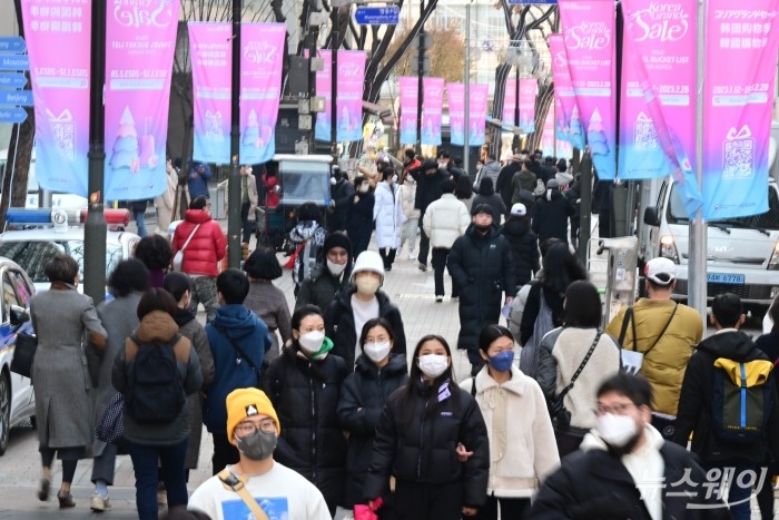 2023 코리아그랜드세일이 개막한 12일 오후 서울 중구 명동거리에 시민들로 붐비고 있다. 사진=강민석 기자 kms@newsway.co.kr