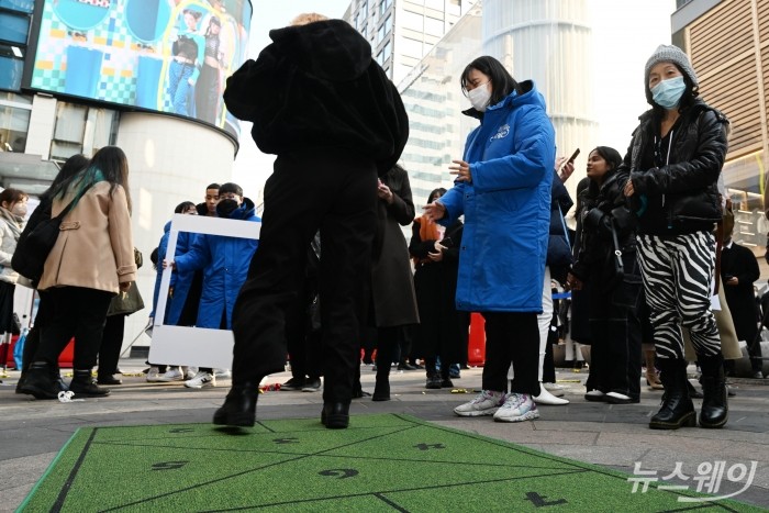 외국인 관광객들이 12일 오후 서울 중구 명동거리에서 열린 2023 코리아그랜드세일에서 땅 따먹기 놀이를 체험하고 있다. 사진=강민석 기자 kms@newsway.co.kr