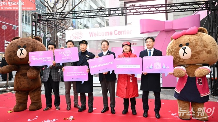 박보균 문화체육관광부 장관을 비롯한 참석자들이 12일 오후 서울 중구 명동거리에서 열린 2023 코리아그랜드세일 개소식에서 외국인 관광객 환영하는 손팻말을 들고 기념촬영하고 있다. 사진=강민석 기자 kms@newsway.co.kr