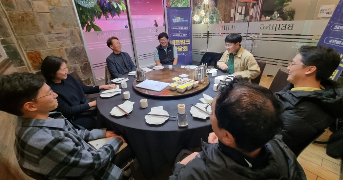 인공지능산업융합사업단은 지난 8일 인공지능(AI)을 활용해 개인사업용 웹사이트 제작 서비스를 제공하는 씨야(CEEYA)의 박기상 대표 등 실리콘밸리에서 활발하게 활동하는 실리콘밸리 인공지능(AI) 전문가 4명과 '글로벌 AI 전문가 네트워크 간담회'를 개최했다./광주광역시 제공