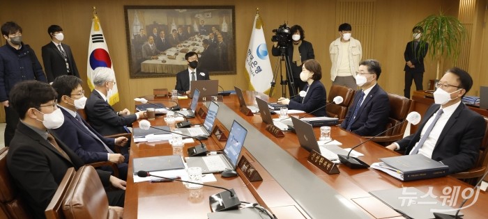 이창용 한국은행 총재가 13일 서울 중구 한국은행에서 열린 2023년 첫 금융통화위원회를 주재하고 있다. 사진=사진공동취재단