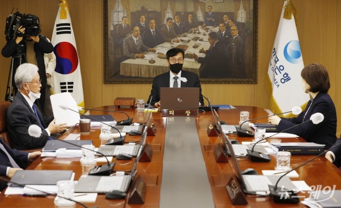 이창용 한국은행 총재가 13일 서울 중구 한국은행에서 열린 2023년 첫 금융통화위원회에서 의사봉을 두드리고 있다. 사진=사진공동취재단