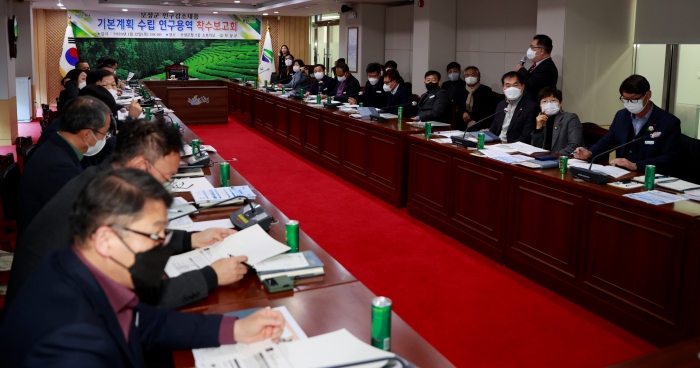 보성군이 12일 김규웅 부군수를 비롯한 실과소장과 읍면장 30여 명이 참가한 가운데 인구감소 대응 기본계획 수립 연구용역 착수보고회를 개최하고 있다.