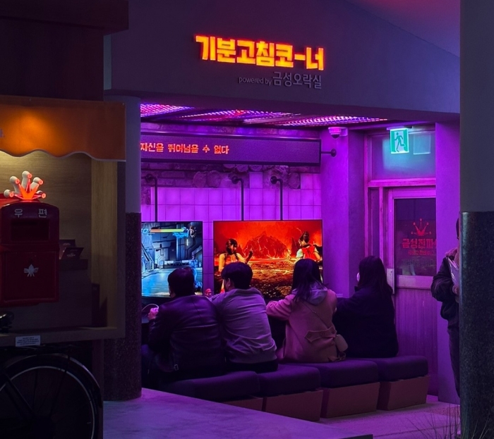 레트로 게임 '스트리트 파이터'를 LG OLED로 즐기고 있는 어린이들. 사진=강준혁 기자