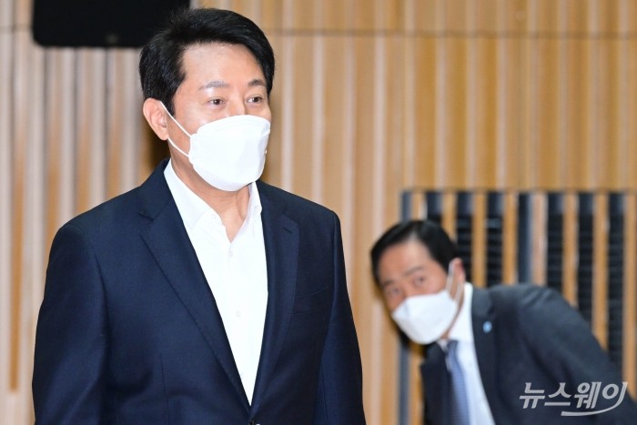 오세훈 서울시장이 16일 오전 서울 중구 서울시청에서 열린 '메타버스 서울' 기자설명회에 참석하기 위해 대강당으로 이동하고 있다. 사진=강민석 기자 kms@newsway.co.kr
