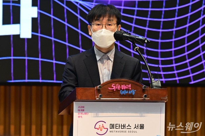 김진만 서울시 디지털정책관 국장이 16일 오전 서울 중구 서울시청에서 열린 '메타버스 서울' 기자설명회에서 취재진의 질문에 답하고 있다. 사진=강민석 기자 kms@newsway.co.kr