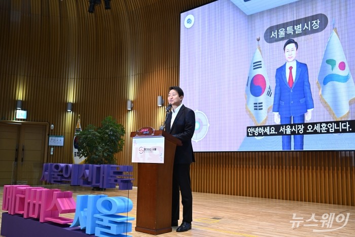 오세훈 서울시장이 16일 오전 서울 중구 서울시청에서 열린 '메타버스 서울' 기자설명회에서 경제·교육·세무 등 분야별 서비스를 발표하고 있다. 사진=강민석 기자 kms@newsway.co.kr