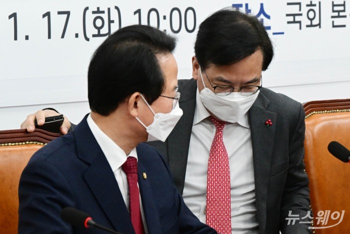 송언석 국민의힘 원내수석부대표(오른쪽)와 류성걸 의원이 17일 오전 서울 여의도 국회에서 열린 설맞이 특별국민안전대책 당정협의회에서 대화하고 있다. 사진=강민석 기자 kms@newsway.co.kr