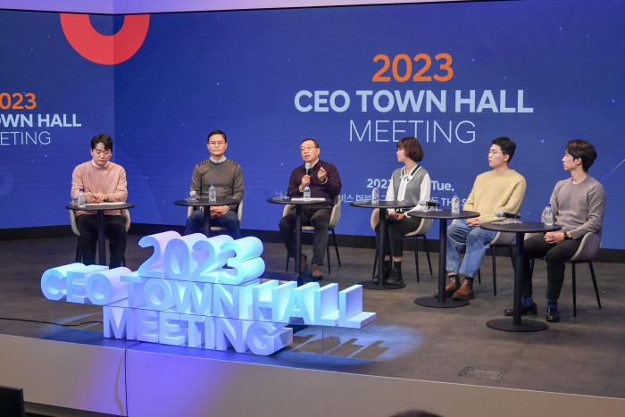 조성환(왼쪽 세번째) 현대모비스 사장이 17일 열린 현대모비스 'CEO 타운홀 미팅'에서 임직원 패널들과 이야기를 나누고 있다. 사진=현대모비스