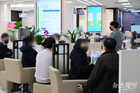 당국 눈치에 가계대출 빗장 여전...신용대출 '풍선효과' 우려도