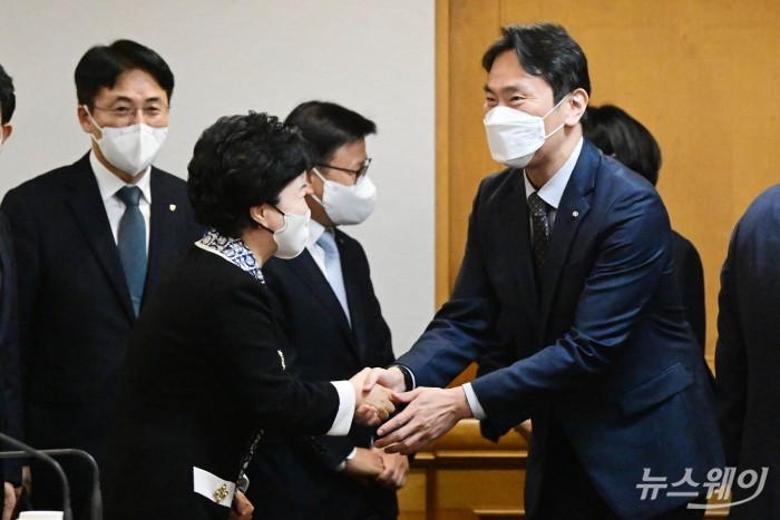 이복현 금융감독원 원장과 강신숙 수협은행장이 18일 오전 서울 중구 전국은행연합회에서 열린 '시중은행장 간담회'에서 악수하고 있다. 사진=강민석 기자 kms@newsway.co.kr