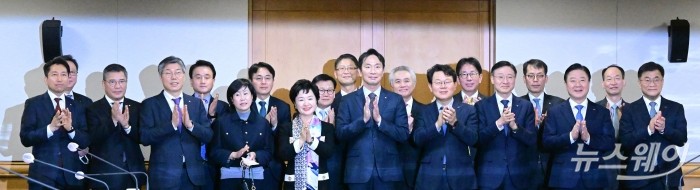이복현 금융감독원 원장을 비롯한 은행장들이 18일 오전 서울 중구 전국은행연합회에서 열린 '시중은행장 간담회'에서 기념촬영을 하고 있다. 사진=강민석 기자 kms@newsway.co.kr