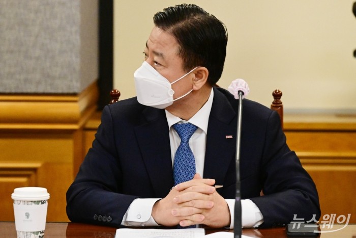 안감찬 부산은행장이 18일 오전 서울 중구 전국은행연합회에서 열린 '시중은행장 간담회'에서 이복현 금융감독원 원장의 모두발언을 경청하고 있다. 사진=강민석 기자 kms@newsway.co.kr