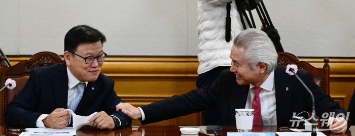 (왼쪽)이원덕 우리은행장과 박종복 SC제일은행장이 18일 오전 서울 중구 전국은행연합회에서 열린 '시중은행장 간담회'에서 대화하고 있다. 사진=강민석 기자 kms@newsway.co.kr