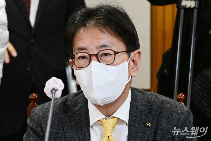 이재근 KB국민은행장이 18일 오전 서울 중구 전국은행연합회에서 열린 '시중은행장 간담회'에서 이복현 금융감독원 원장의 모두발언을 경청하고 있다. 사진=강민석 기자 kms@newsway.co.kr