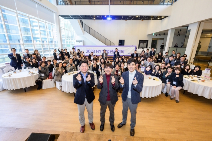 이영종 사장(가운데)과 이후경 DB사업그룹장(왼쪽), 임현진 신한금융플러스 TM부문 대표 및 임직원들이 12일 서울 중구 소재 커뮤니티하우스에서 열린 DB사업그룹 영업전략회의에서 기념촬영을 하고 있다. 사진=신한라이프