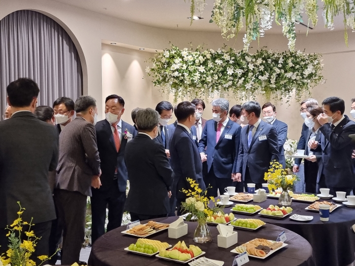 18일 건설인 신년인사회 본 행사 전 주요 내빈들이 대기장소에서 담소를 나누고 있다. 사진=장귀용 기자