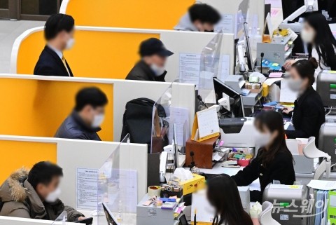 청년미래적금, 고객 쟁탈전 '시즌2'···"카드 긁고 월급 옮겨야 연 8%"
