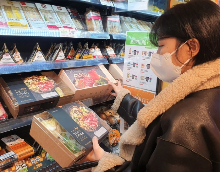 성수동에 위치한 이마트24 매장에서 고객이 밀키트 상품을 살펴보고 있다. 사진=이마트24 제공