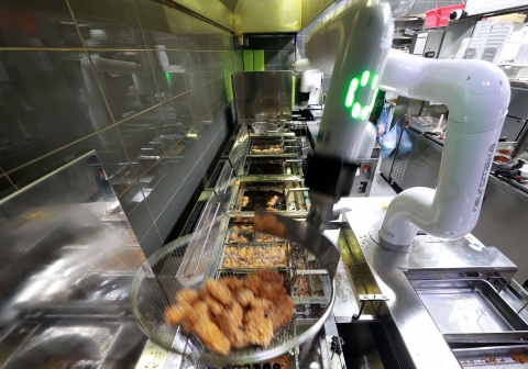 교촌치킨, '협동 조리 로봇' 시범 운영···가맹점 효율성 높인다