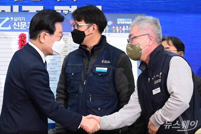 이재명 더불어민주당 대표와 박명근 SK케비지부장이 25일 오전 서울 여의도 국회에서 열린 을지로위원회 상생 꽃달기 행사에서 악수하고 있다. 사진=강민석 기자 kms@newsway.co.kr