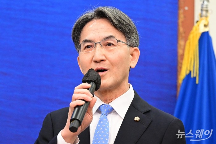 정필모 더불어민주당 의원이 25일 오전 서울 여의도 국회에서 열린 을지로위원회 상생 꽃달기 행사에서 발언하고 있다. 사진=강민석 기자 kms@newsway.co.kr