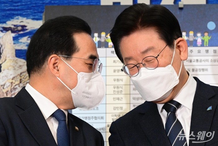 이재명 더불어민주당 대표와 박홍근 원내대표가 25일 오전 서울 여의도 국회에서 열린 을지로위원회 상생 꽃달기 행사에서 대화하고 있다. 사진=강민석 기자 kms@newsway.co.kr